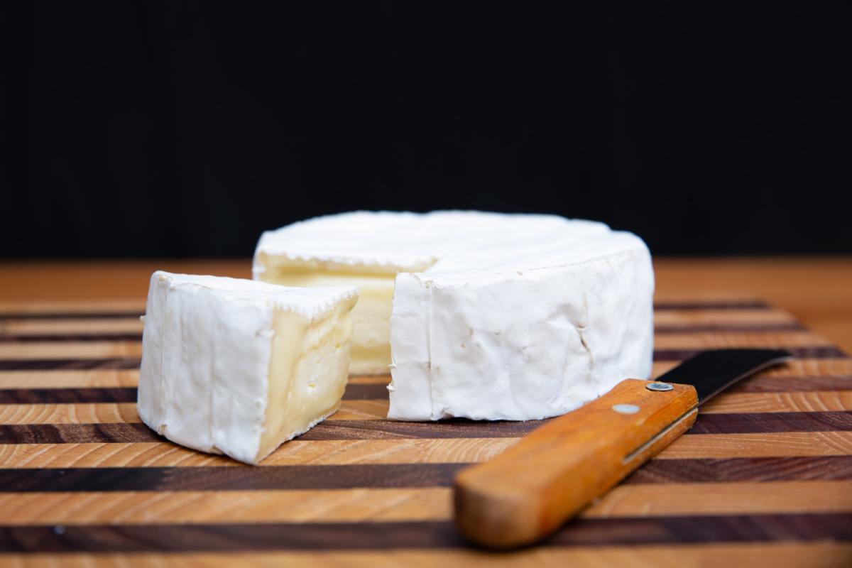 Queso Brie: Elegancia Francesa en la Gastronomía Latina. Image by pch.vector on Freepik.