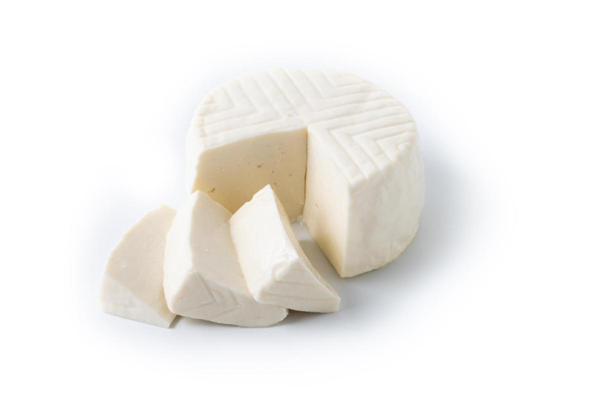 Queso Fresco: El Sabor Ligero y Versátil en la Cocina. Imagem de chandlervid85 no Freepik.