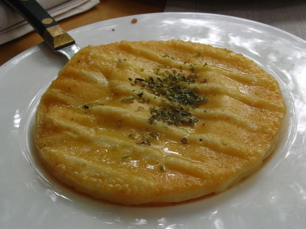 Queso Provoleta: Tradición Argentina en la Parrilla. Imagem: Queso Provoleta a la Parilla by Javier Lastras (CC BY 2.0 DEED).