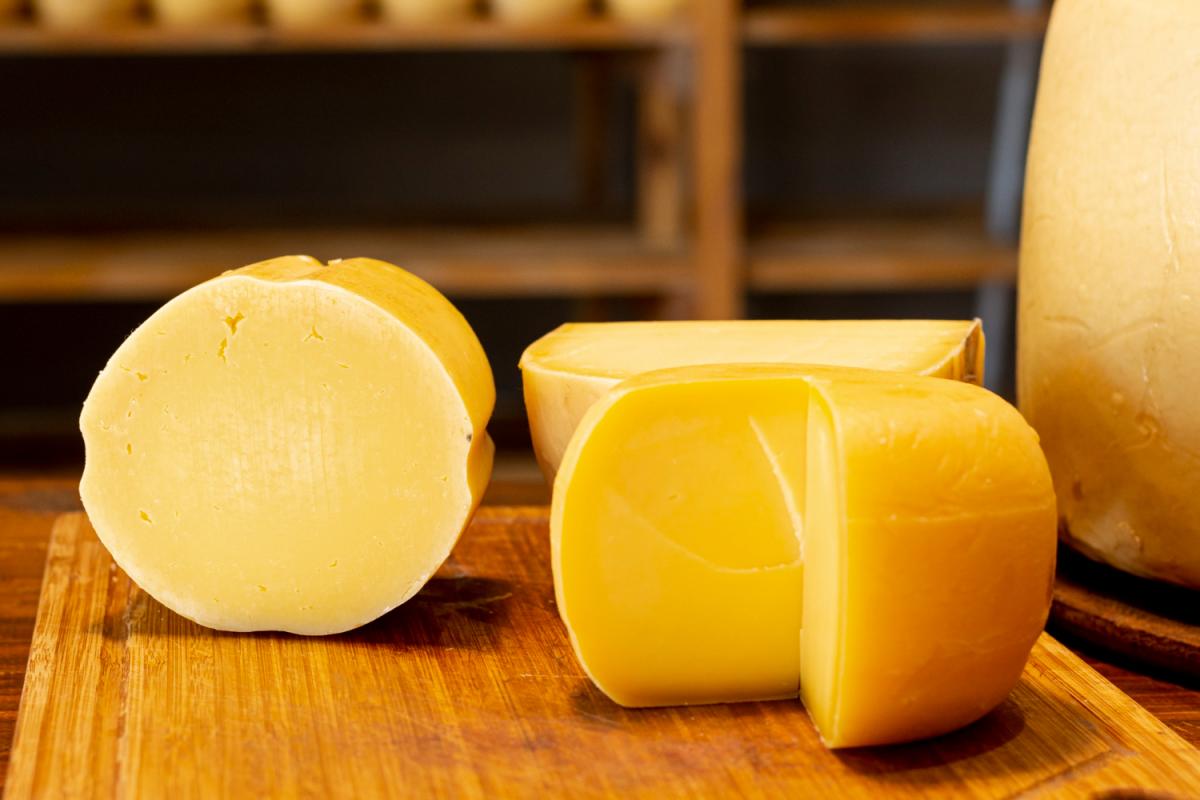 Queso Provolone: Orígenes y Características de un Clásico Italiano. Imagem de Freepik.